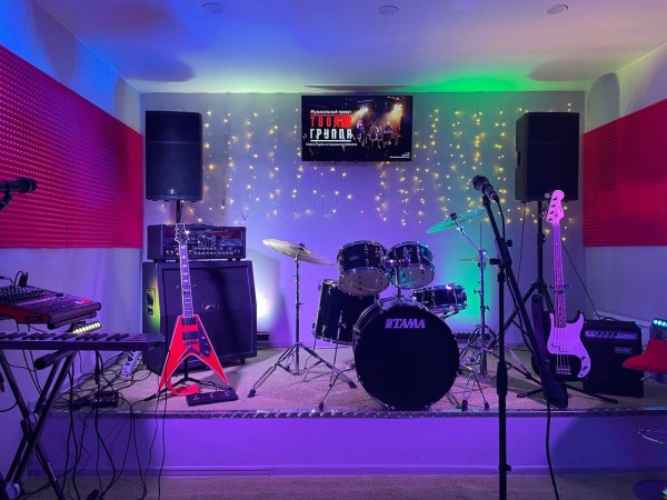 "Твоя группа" ждёт тебя. Омичи зажгли танцпол в популярном омском баре