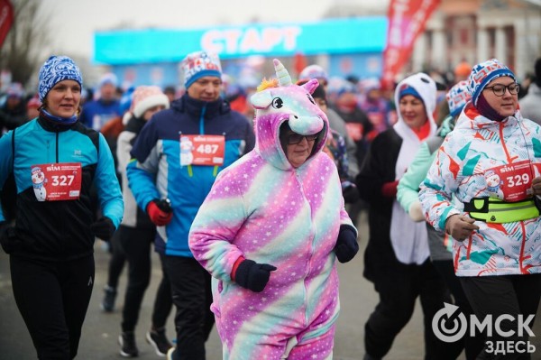 Много фото: омские спортсмены выиграли медальный зачет Рождественского полумарафона