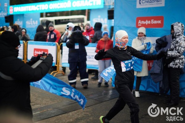 Много фото: омские спортсмены выиграли медальный зачет Рождественского полумарафона