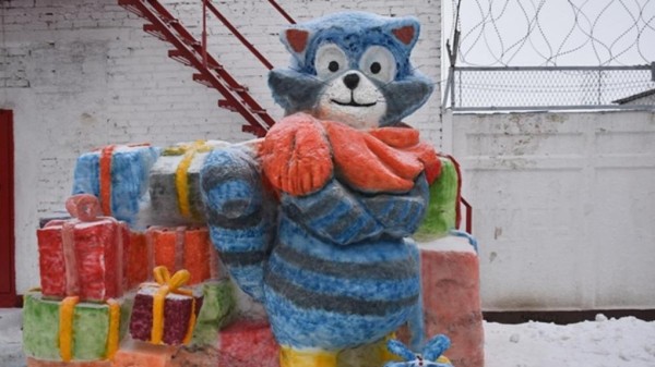 Омские заключённые вылепили из снега дракона, кота и Деда Мороза