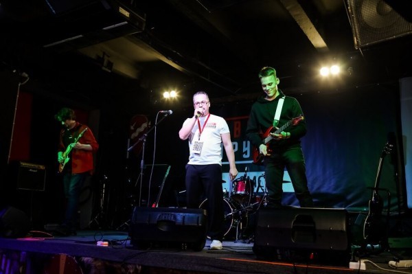 "Твоя группа" ждёт тебя. Омичи зажгли танцпол в популярном омском баре