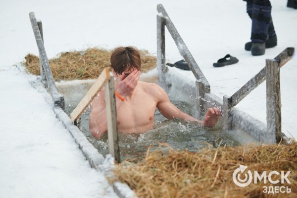 Как окунались в купель: омичи покорили стихию в -20 градусов