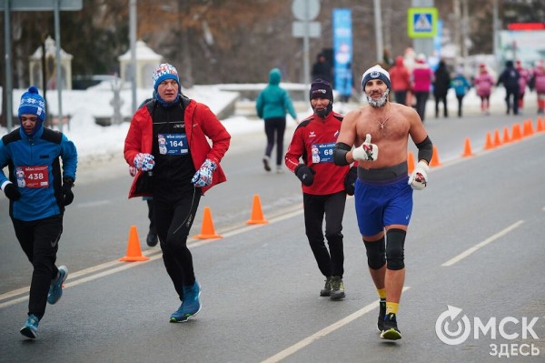 Много фото: омские спортсмены выиграли медальный зачет Рождественского полумарафона
