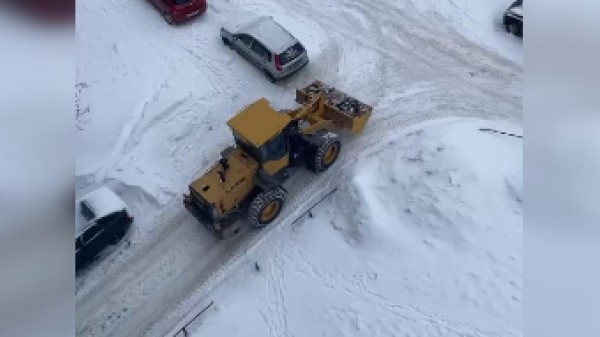 Коммунальщики соорудили в омском дворе мусорную гору