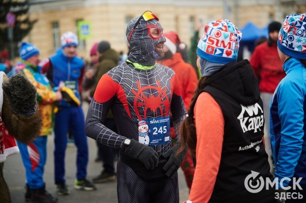 Много фото: омские спортсмены выиграли медальный зачет Рождественского полумарафона