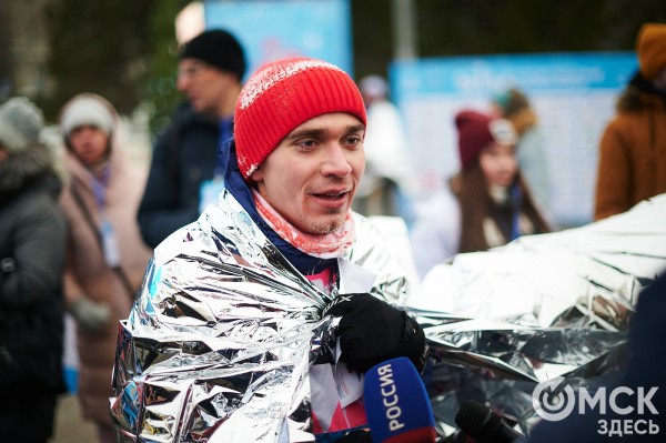 Много фото: омские спортсмены выиграли медальный зачет Рождественского полумарафона