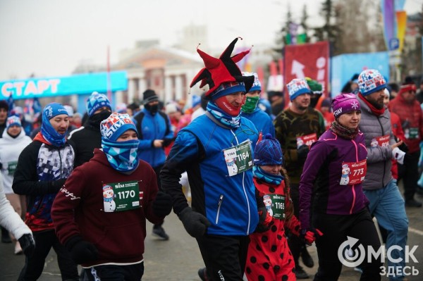 Много фото: омские спортсмены выиграли медальный зачет Рождественского полумарафона