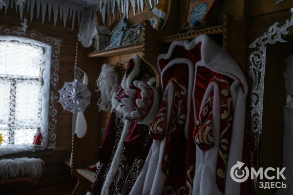 Сколько ваты ушло на резиденцию и как выгуливать оленя? Дед Мороз делится секретами