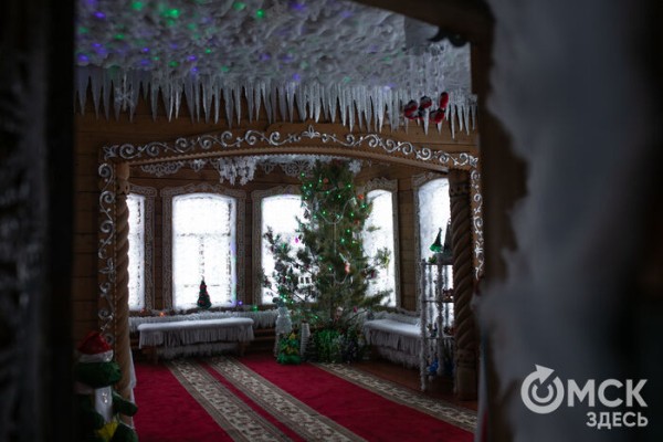 Сколько ваты ушло на резиденцию и как выгуливать оленя? Дед Мороз делится секретами