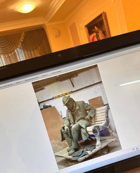 Лавочка и разбросанные листки. Каким будет памятник Аркадию Кутилову в Омске 