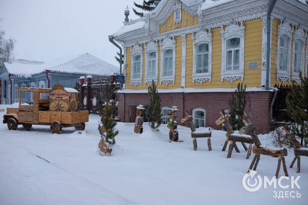 Сколько ваты ушло на резиденцию и как выгуливать оленя? Дед Мороз делится секретами