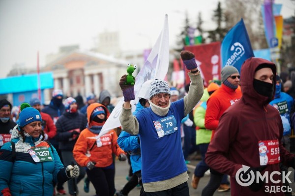Много фото: омские спортсмены выиграли медальный зачет Рождественского полумарафона