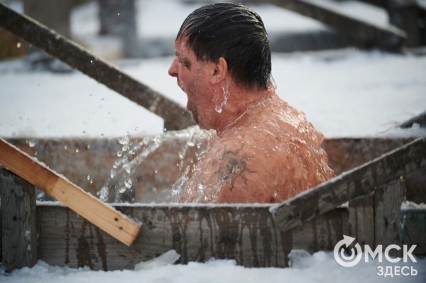 Как окунались в купель: омичи покорили стихию в -20 градусов