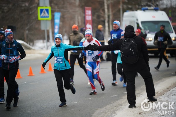 Много фото: омские спортсмены выиграли медальный зачет Рождественского полумарафона