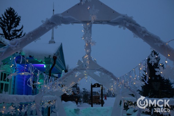 Сколько ваты ушло на резиденцию и как выгуливать оленя? Дед Мороз делится секретами