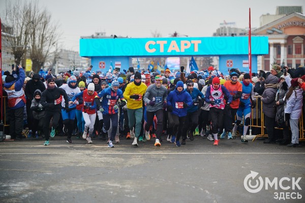 Много фото: омские спортсмены выиграли медальный зачет Рождественского полумарафона