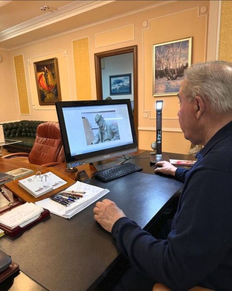 Лавочка и разбросанные листки. Каким будет памятник Аркадию Кутилову в Омске 