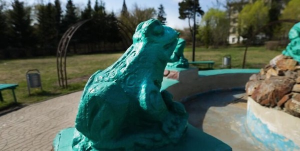 В Омске начали собирать деньги на ремонт фонтана с лягушками у аграрного университета В Омске начали собирать деньги на ремонт фонтана с лягушками у аграрного университета