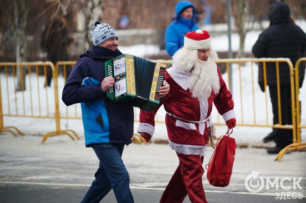 Много фото: омские спортсмены выиграли медальный зачет Рождественского полумарафона