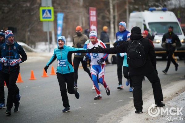 Много фото: омские спортсмены выиграли медальный зачет Рождественского полумарафона