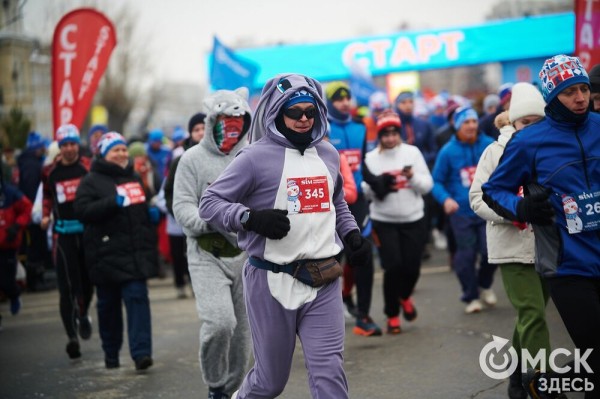 Много фото: омские спортсмены выиграли медальный зачет Рождественского полумарафона