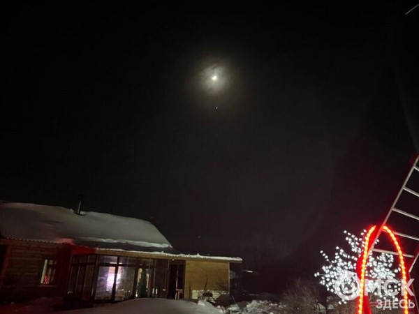 Сближение Луны и Юпитера над Омском сменилось огромным гало Сближение Луны и Юпитера над Омском сменилось огромным гало