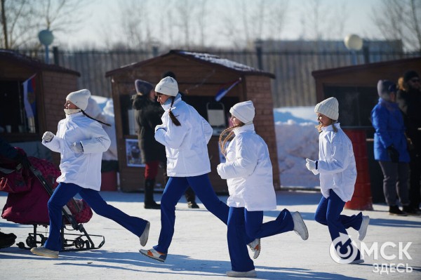Раньше маршировали курсанты, теперь рассекают сноубордисты. Как прошёл День зимних видов спорта
