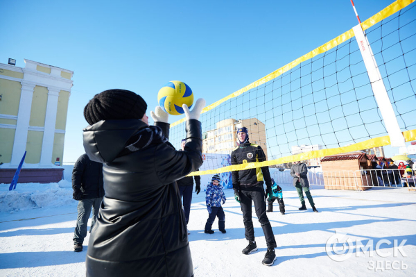 Раньше маршировали курсанты, теперь рассекают сноубордисты. Как прошёл День зимних видов спорта