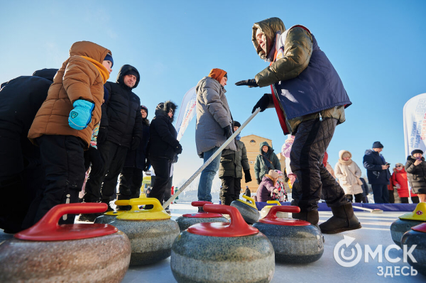 Раньше маршировали курсанты, теперь рассекают сноубордисты. Как прошёл День зимних видов спорта