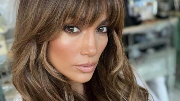 Дженнифер Лопес вышла в свет в платье с прозрачной юбкой. Показываем