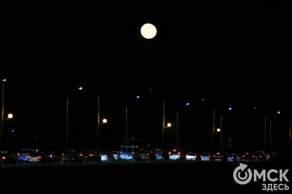 Смотрим в оба! Разгадываем тайну яркой точки рядом с Луной