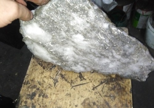 С трубы омской ТЭЦ-5 отвалился пятикилограммовый кусок бетона С трубы омской ТЭЦ-5 отвалился пятикилограммовый кусок бетона