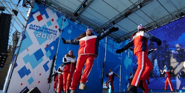 Раньше маршировали курсанты, теперь рассекают сноубордисты. Как прошёл День зимних видов спорта