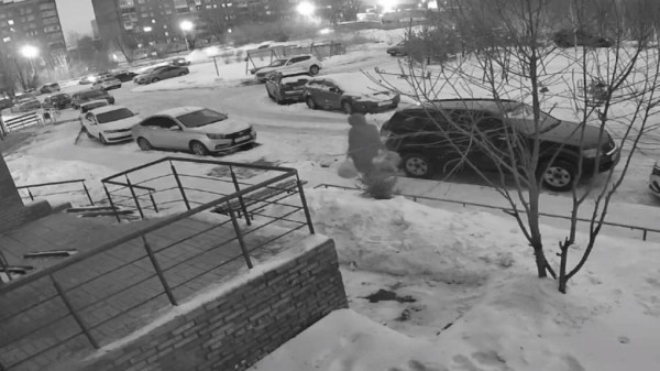 Появилось видео, где омичка выбрасывает свою новорождённую дочь в мусорный бак
