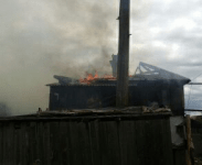 В Омске в Амурском поселке горел жилой дом