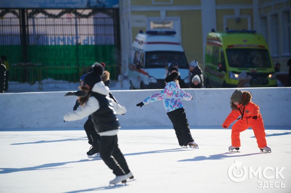 Раньше маршировали курсанты, теперь рассекают сноубордисты. Как прошёл День зимних видов спорта