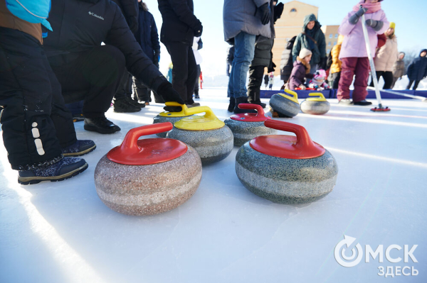 Раньше маршировали курсанты, теперь рассекают сноубордисты. Как прошёл День зимних видов спорта