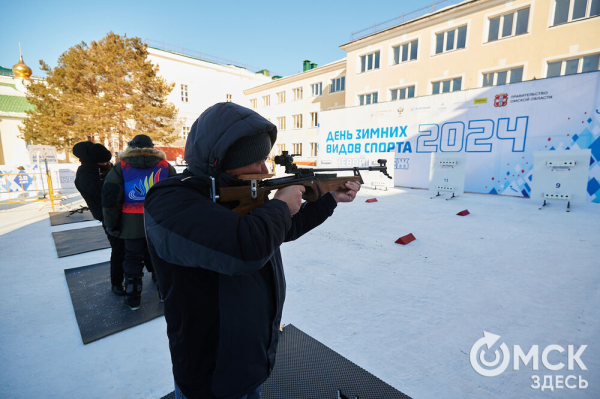 Раньше маршировали курсанты, теперь рассекают сноубордисты. Как прошёл День зимних видов спорта