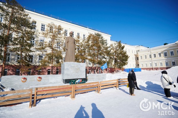 Раньше маршировали курсанты, теперь рассекают сноубордисты. Как прошёл День зимних видов спорта