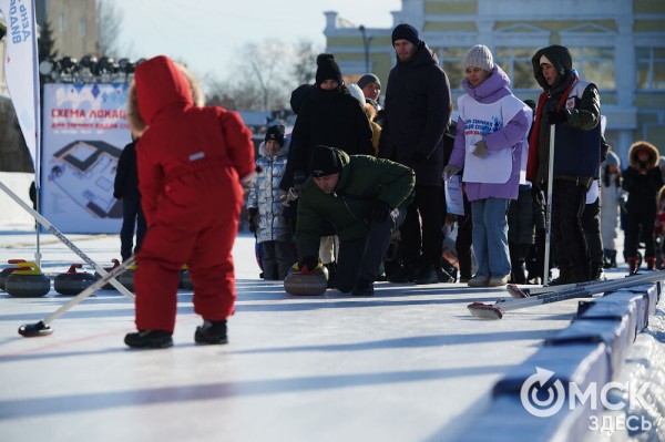 Раньше маршировали курсанты, теперь рассекают сноубордисты. Как прошёл День зимних видов спорта