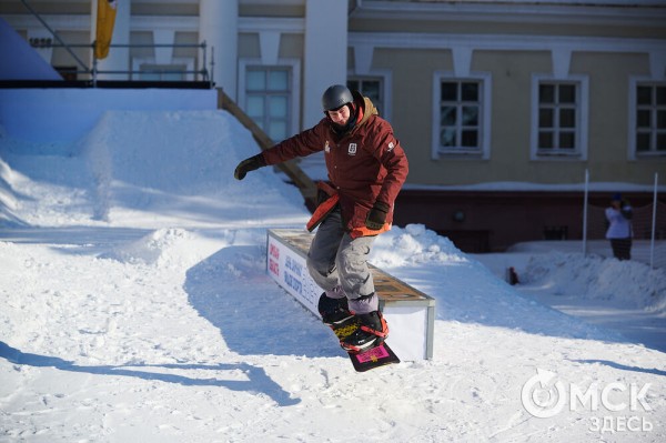 Раньше маршировали курсанты, теперь рассекают сноубордисты. Как прошёл День зимних видов спорта