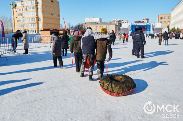 Раньше маршировали курсанты, теперь рассекают сноубордисты. Как прошёл День зимних видов спорта