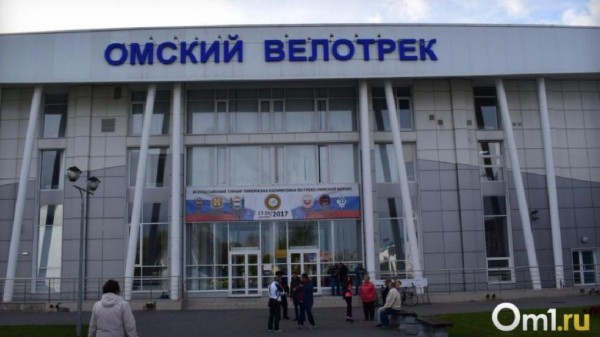 С крыши Омского велотрека упал и разбился человек
