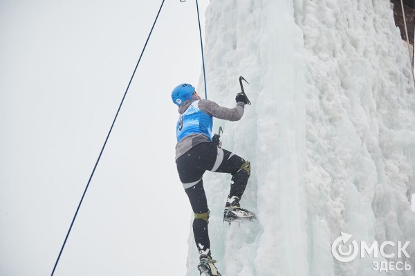Подняться на ледяную вышку за 10 секунд: в Омске прошли соревнования ледолазов Подняться на ледяную вышку за 10 секунд: в Омске прошли соревнования ледолазов
