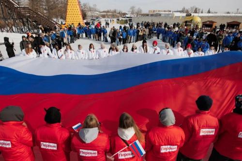 Огромный флаг, скалодром, гонки и концерты: в Омске отметили десятилетие «Крымской весны»