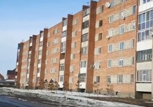 «Ни дна, ни покрышки»: как живется в самом большом калачинском доме?