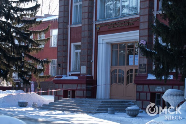 Сиюминутное настроение или отношение к миру? Рассматриваем загадочное лицо на стене научно-исследовательского института