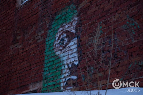 Сиюминутное настроение или отношение к миру? Рассматриваем загадочное лицо на стене научно-исследовательского института