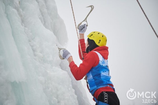 Подняться на ледяную вышку за 10 секунд: в Омске прошли соревнования ледолазов Подняться на ледяную вышку за 10 секунд: в Омске прошли соревнования ледолазов