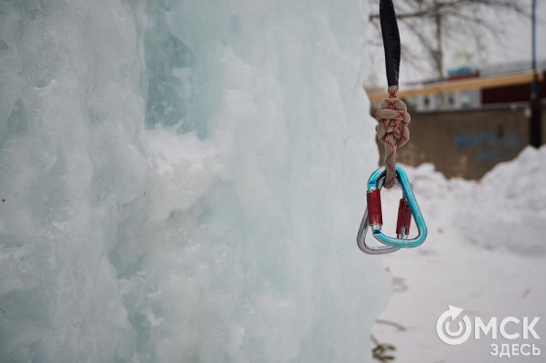 Подняться на ледяную вышку за 10 секунд: в Омске прошли соревнования ледолазов Подняться на ледяную вышку за 10 секунд: в Омске прошли соревнования ледолазов